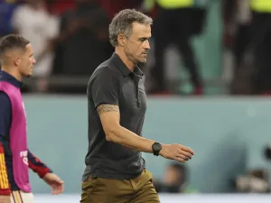 Spain's coach #00 Luis Enrique (R) reacts after losing the penalty shoot-out during the Qatar 2022 World Cup round of 16 football match between Morocco and Spain at the Education City Stadium in Al-Rayyan, west of Doha on December 6, 2022. (Photo by KARIM JAAFAR / AFP)