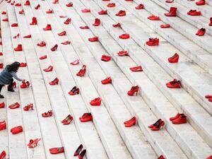 Red shoes against violence 