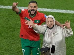 سفيان بوفال يحتفل مع والدته في استاد الثمامة المونديالي