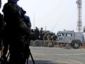 Lebanese troops with UN peacekeepers  