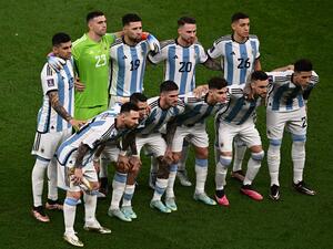 pose for a team picture before the start of the Qatar 2022 World Cup final football match between Argentina and France at Lusail Stadium in Lusail, north of Doha on December 18, 2022. (Photo by Jewel SAMAD / AFP)