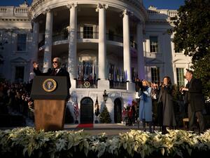 بايدن يوقع على قانون يحمي زواج المثليين في حفل أقيم بحديقة البيت الأبيض (أ ف ب)