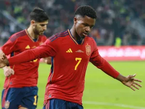 Spain's forward Ansu Fati (R) celebrates scoring during the friendly football match between Jordan and Spain, at the Hussein Youth City stadium, in the Jordanian capital Amman on November 17, 2022. (Photo by Khalil MAZRAAWI / afp / AFP)