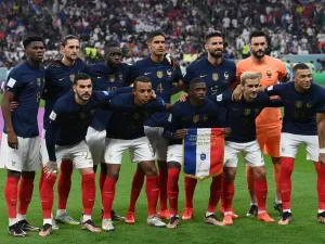 France's players pose for a team picture before the start of the Qatar 2022 World Cup quarter-final football match between England and France at the Al-Bayt Stadium in Al Khor, north of Doha, on December 10, 2022. (Photo by FRANCK FIFE / AFP)