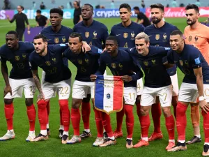 France's players pose for a team picture ahead of the Qatar 2022 World Cup semi-final football match between France and Morocco at the Al-Bayt Stadium in Al Khor, north of Doha on December 14, 2022. (Photo by Kirill KUDRYAVTSEV / AFP)