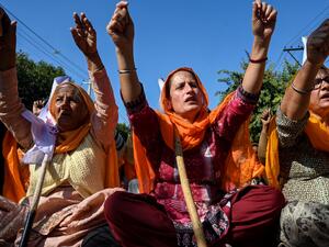 تطبيق يعرض مسلمات بارزات للبيع