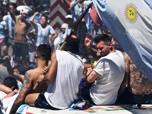 ميسي محاطا بجماهير الأرجنتين بعد التتويج ببطولة كأس العالم 2022 (أ ف ب)