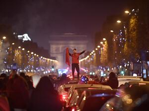 آلاف المغاربة يحتفلون بانتصار منتخبهم في شوارع باريس (أ ف ب)