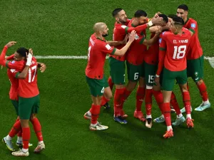 Morocco's forward #19 Youssef En-Nesyri (C) celebrates scoring his team's first goal with teammates during the Qatar 2022 World Cup quarter-final football match between Morocco and Portugal at the Al-Thumama Stadium in Doha on December 10, 2022. (Photo by MANAN VATSYAYANA / AFP)