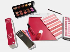 لون فيفا ماجينتا لعام 2023