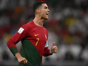 Portugal's forward #07 Cristiano Ronaldo speaks to teammates during the Qatar 2022 World Cup round of 16 football match between Portugal and Switzerland at Lusail Stadium in Lusail, north of Doha on December 6, 2022. (Photo by Paul ELLIS / AFP)