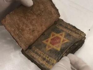 نسخة فريدة من "التوراة" يعود تاريخها إلى 700 عام