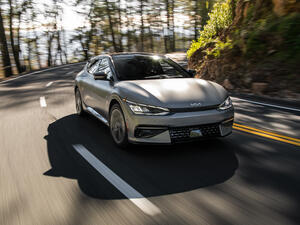 كيا EV6 الكهربائية بالكامل تفوز بلقب سيارة العام 2023 في أميركا الشمالية 