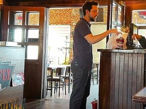 ولي العهد الأردني يستلم طلبه من المطعم (فيس بوك)