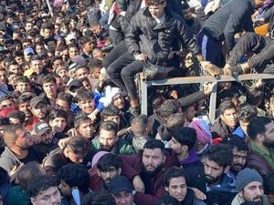  آلاف مشجعي كرة القدم ينتظرون دخول ملعب بطولة كأس الخليج العربي في مدينة البصره