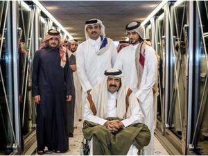 الشيخ حمد برفقة أبناءه