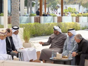 سماعات طبية خلف أذن العاهل الأردني الملك عبد الله الثاني ابن الحسين