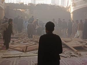 من داخل مسجد بمقر للشرطة في بيشاور