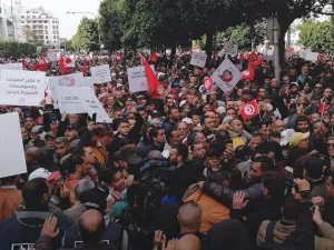 شهدت المسيرة اختراق المحتجين للحواجز الأمنية التي تمنع الوصول إلى شارع الحبيب بورقيبة 