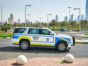 تفاجأ رجال أمن مخفر الجهراء بشخص يدخل عليهم مستنجدا لإسعافه