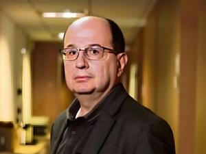 لدكتور محمود زريق طبيب فرنسي من أصل سوري – بروفيسور في علم الوبائيات في جامعة فيرساي سانكانتان