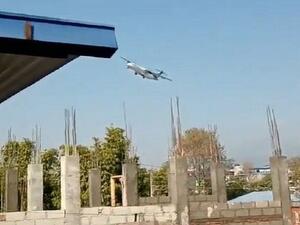 صورة من مقطع متداول لانحراف الطائرة النيبالية