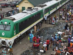 ركاب يستقلون قطارًا خفيفًا تابعًا لشركة السكك الحديدية النيجيرية