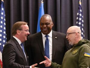 وزير الدفاع الألماني بوريس بيستوريوس (إلى اليسار) يتحدث مع وزير الدفاع الأمريكي لويد أوستن (وسط) ووزير الدفاع الأوكراني أوليكسي ريزنيكوف (يمين)