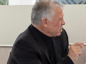 سماعة أذن الملك عبدالله الثاني