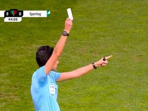 إشهار أول بطاقة بيضاء في تاريخ كرة القدم