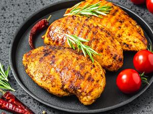 صدور الدجاج المحشوة في المقلاة الهوائية