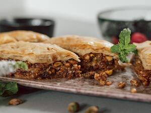 وصفة البقلاوة النباتية بالفستق والقرفة