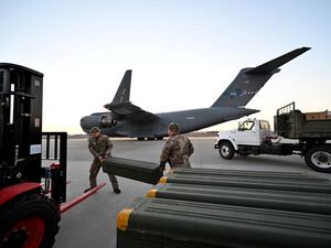 شحنات من السلاح الأمريكي لأوكرانيا (أ ف ب)