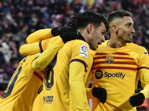 Barcelona's Spanish midfielder Pedri (2R) celebrates scoring the opening goal during the Spanish League football match between Girona FC and FC Barcelona at the Montilivi stadium in Girona on January 28, 2023. (Photo by Pau BARRENA / AFP)