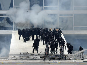 المئات من أنصار الرئيس السابق جايير بولسونارو يقتحمون القصر الرئاسي في العاصمة برازيليا (أ ف ب)