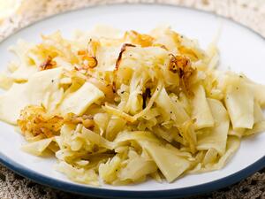 سلطة الملفوف والنودلز الدافئة