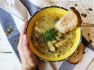 شوربة الدجاج الكلاسيكية بالخضار والزلابية