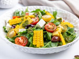 سلطة الذرة المشوية بجبن الفيتا