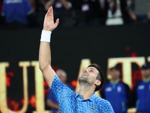 نوفاك ديوكوفيتش يحتفل بالفوز (المصدر: أ ف ب)