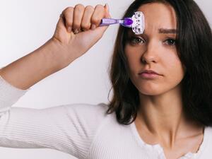 تفسير رؤية الرموش أو الحواجب في المنام 