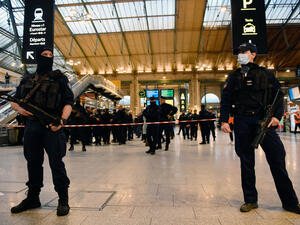 عناصر من الشرطة الفرنسية في محطة قطار "غار دي نور" بالعاصمة باريس (أ ف ب)