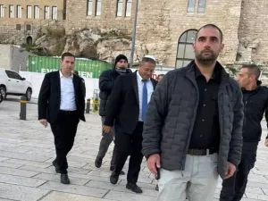 بن غفير يقتحم ساحات المسجد الأقصى
