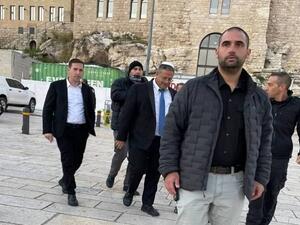 بن غفير يقتحم ساحات المسجد الأقصى