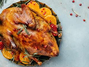 إوز محشي بالمكسرات ومشوي بالفرن