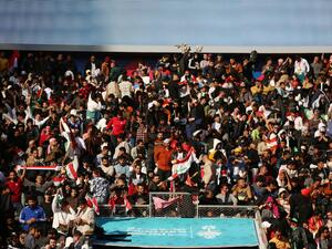 تزاحم الجماهير العراقية في محيط ملعب جذع النخلة في البصرة (أ ف ب)