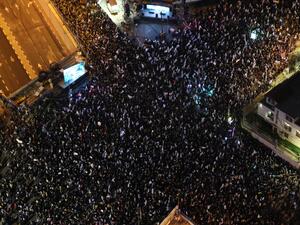 عشرات آلاف المتظاهرين في شوارع تل أبيب ضد حكومة نتنياهو (أ ف ب)