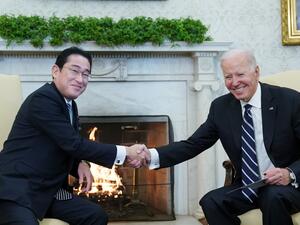رئيس وزراء اليابان فوميو كيشيدا يصافح الرئيس الأمريكي جو بايدن خلال لقائهما في واشنطن (أ ف ب)