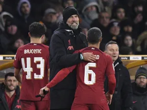 Liverpool's German manager Jurgen Klopp (C) congratulates Liverpool's Spanish midfielder Thiago Alcantara as he leaves the pitch during the FA Cup third round football match between Wolverhampton Wanderers and Liverpool FC at the Molineux stadium in Wolverhampton, central England on January 17, 2023. (Photo by Oli SCARFF / AFP)