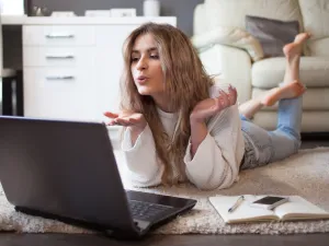6 أخطاء يرتكبها الرجال اثناء محادثات التعارف