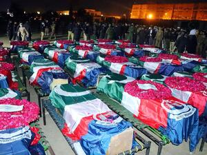 عشرات القتلى إثر تفجير مسجد في مدينة بيشاور الباكستانية (أ ف ب)